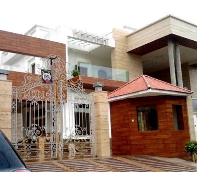 Wall Cladding of an entrance security gate in Straton HPL
